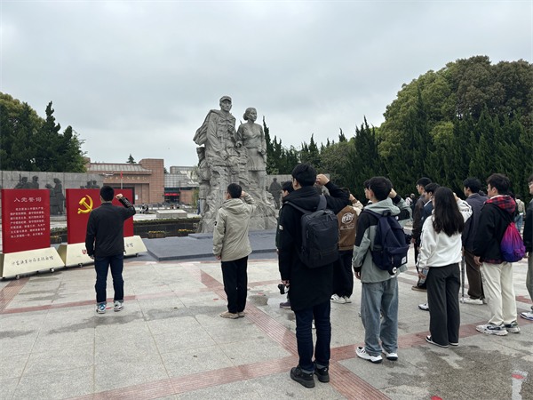 图三 支部党员在革命纪念馆广场上重温入党誓词.jpg
